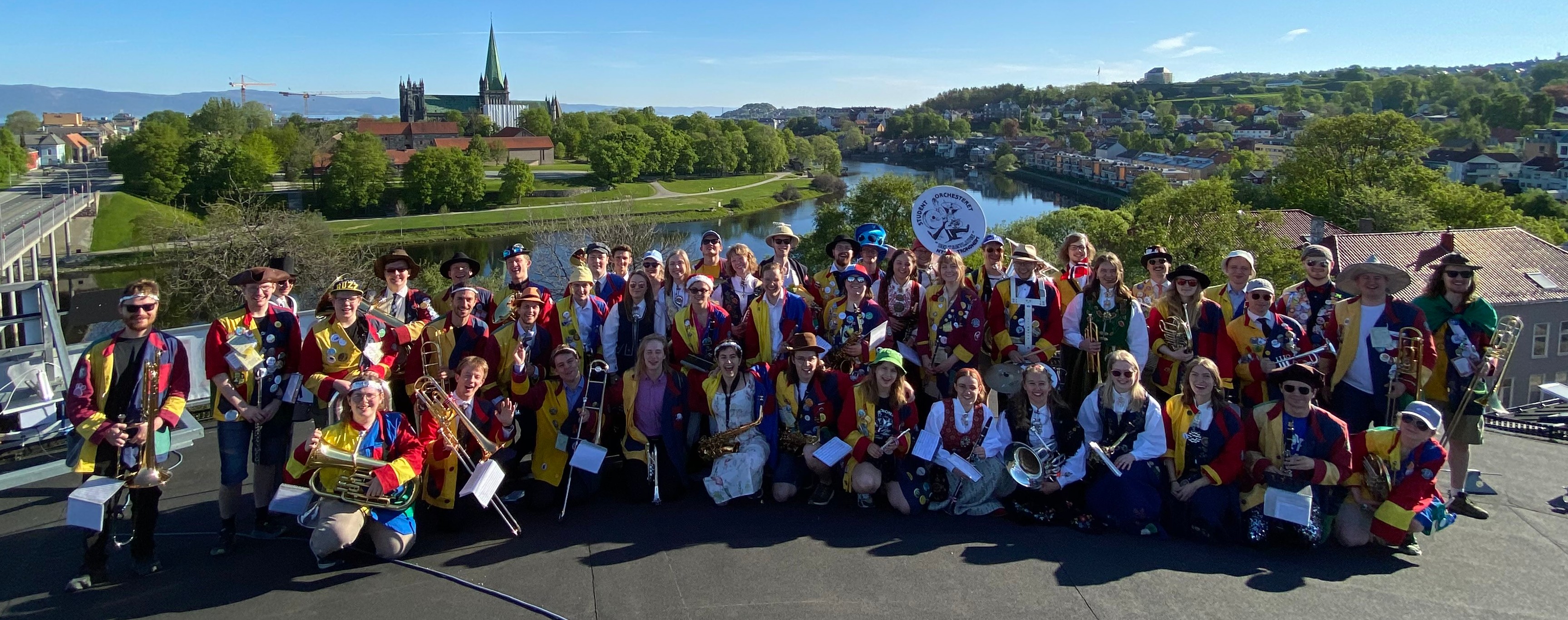 Studentorchesteret Dei Taktlause poserar på taket til Studentersamfundet